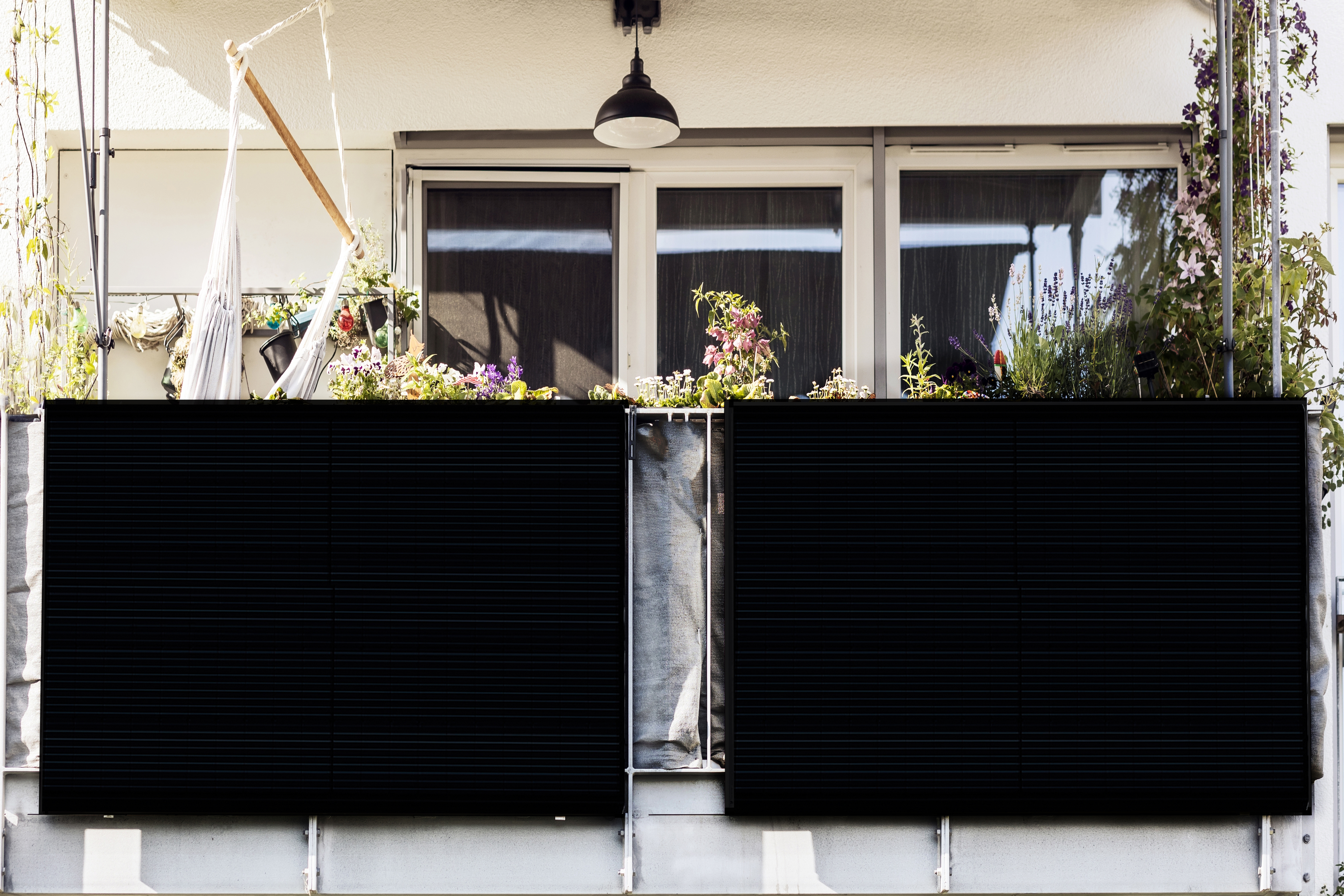 Balkonkraftwerk BKW Full Black Frame 395Wp / 600W | Komplett Set | Plug & Play + WiFi + Mikrowechselrichter + Solarpanel